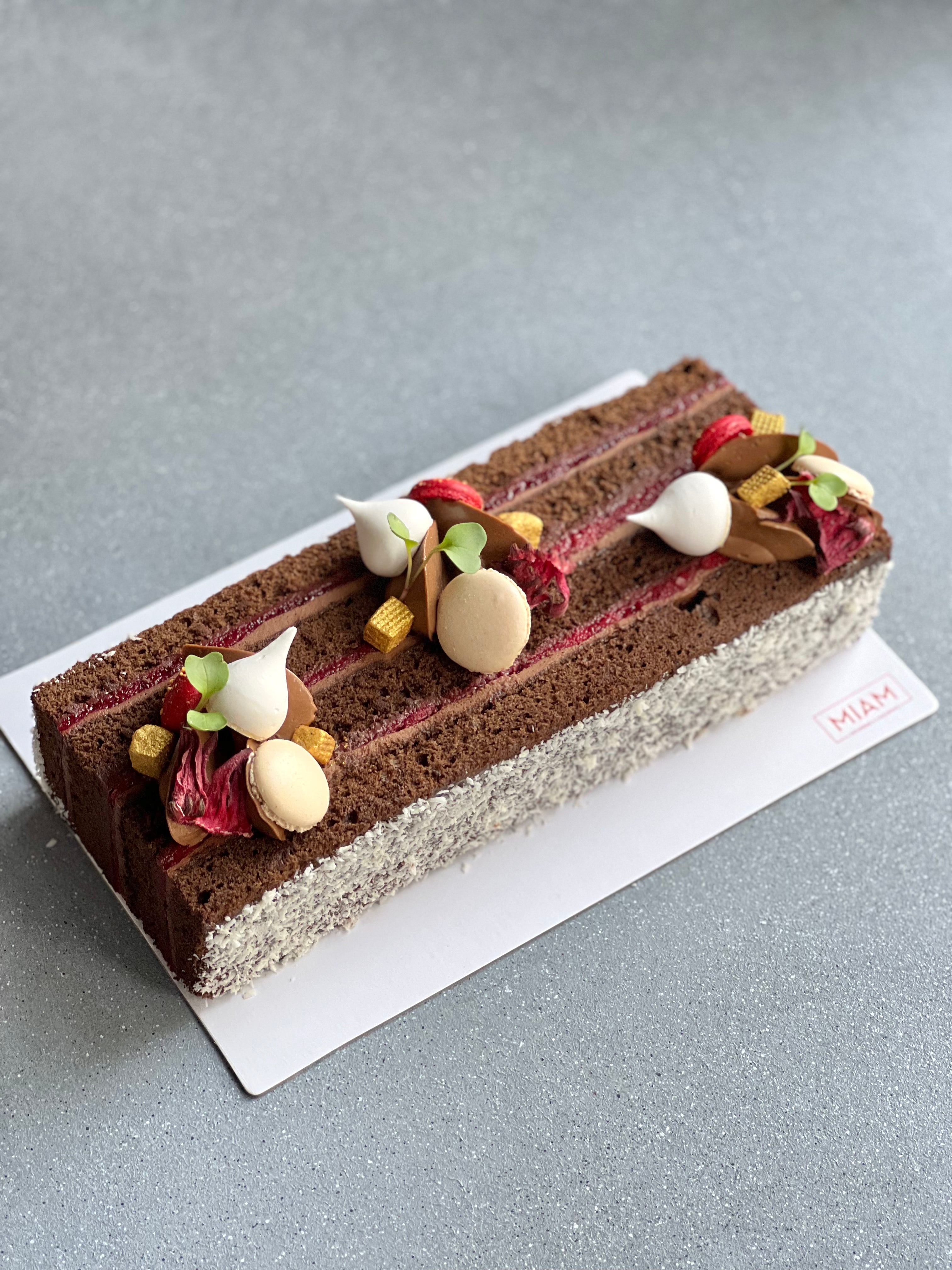 Dark Chocolate & Strawberry Sandwich Cake (850 gms)